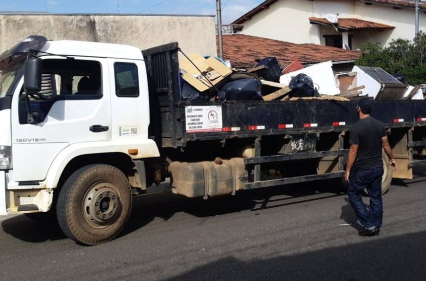  Mutirão da Dengue retira mais de cinco caminhões de lixo no bairro Santo Antônio