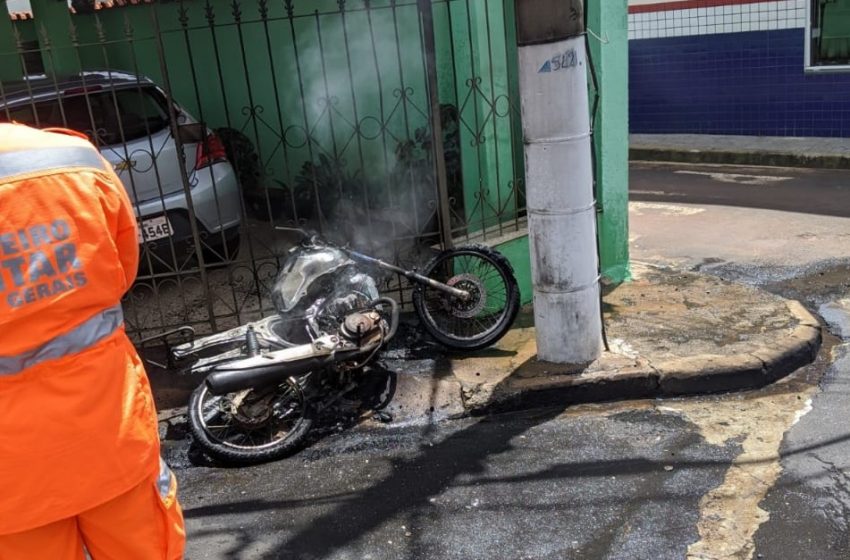  Moto é incendiada no bairro São Cristóvão