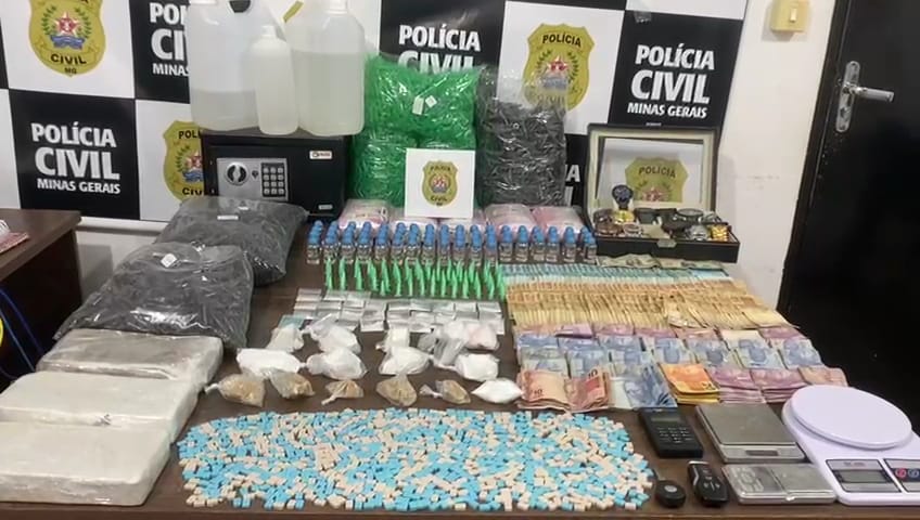  Polícia Civil apreende 907 pílulas de ectasy, cocaína, crack, loló e R$ 9,5 mil em Araxá