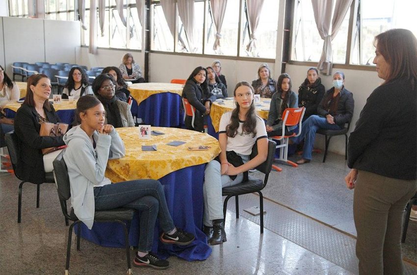  PMA homenageia estudantes selecionados para a Academia Araxaense Juvenil de Letras