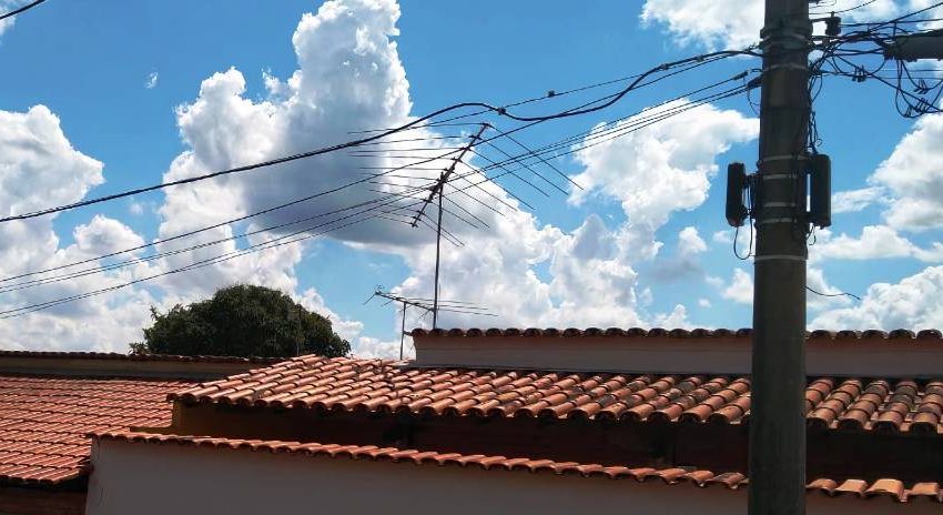  Antenas de TV devem ser instaladas longe da rede elétrica