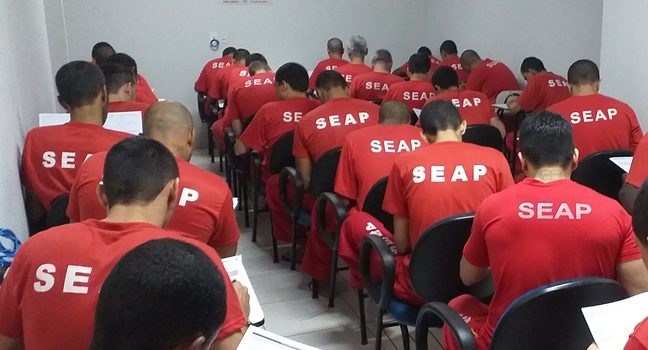  Dezoito presos participam do Encceja PPL em Araxá