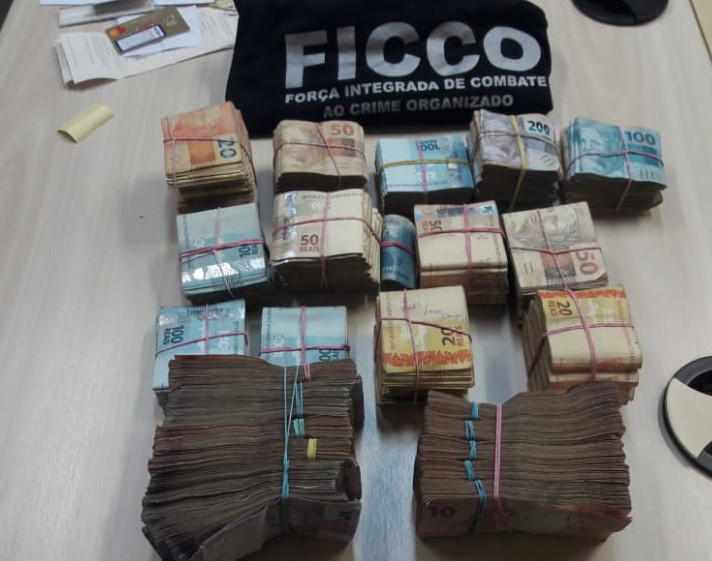  Jovem preso por lavagem de dinheiro com R$ 110 mil em carro