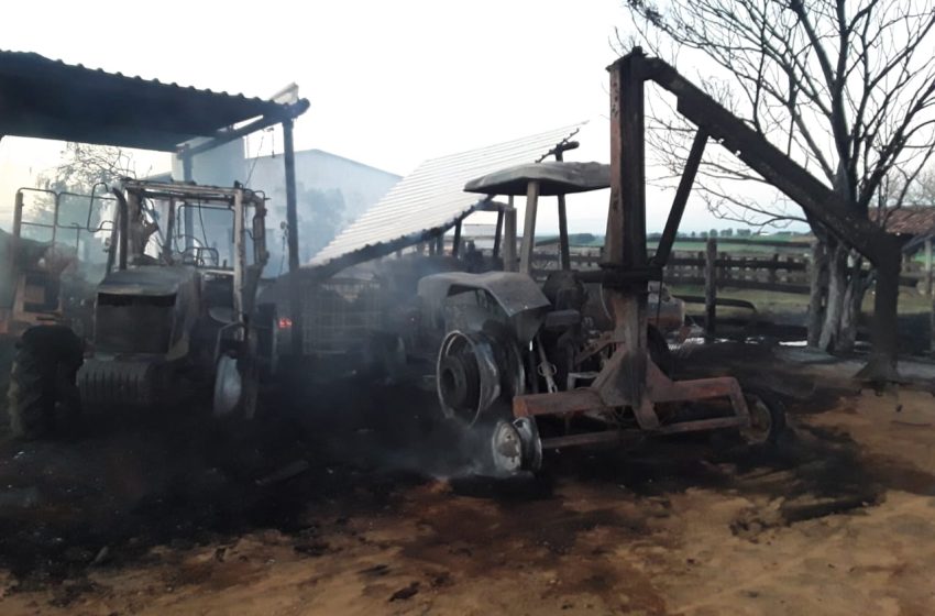  Incêndio atinge maquinário agrícola em fazenda