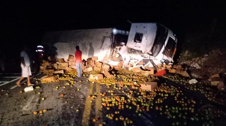  Motorista morre após capotar caminhão carregado de tomate