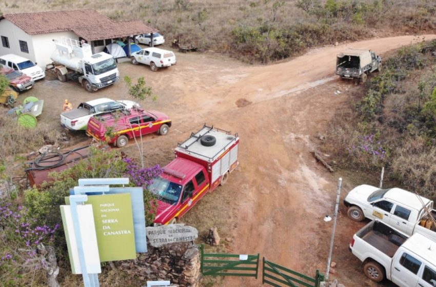  Bombeiros de Araxá integram força tarefa que combate incêndio na Serra da Canastra