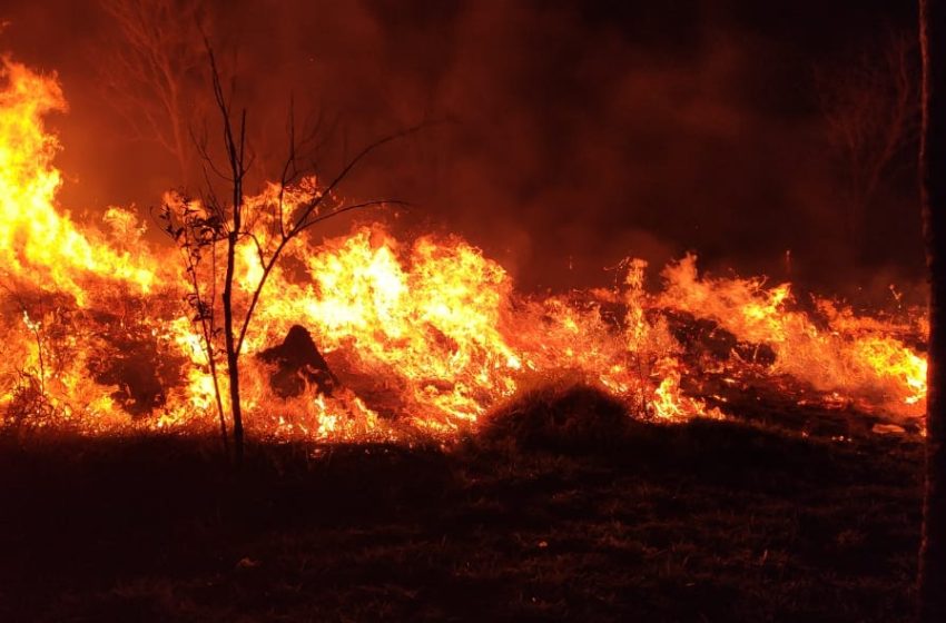  Corpo de Bombeiros combatem dois incêndios de grandes proporções em Araxá