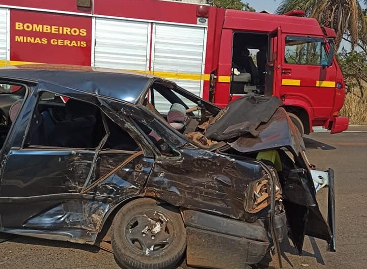  Mulher morre após colisão entre veículos na BR-452, em Perdizes
