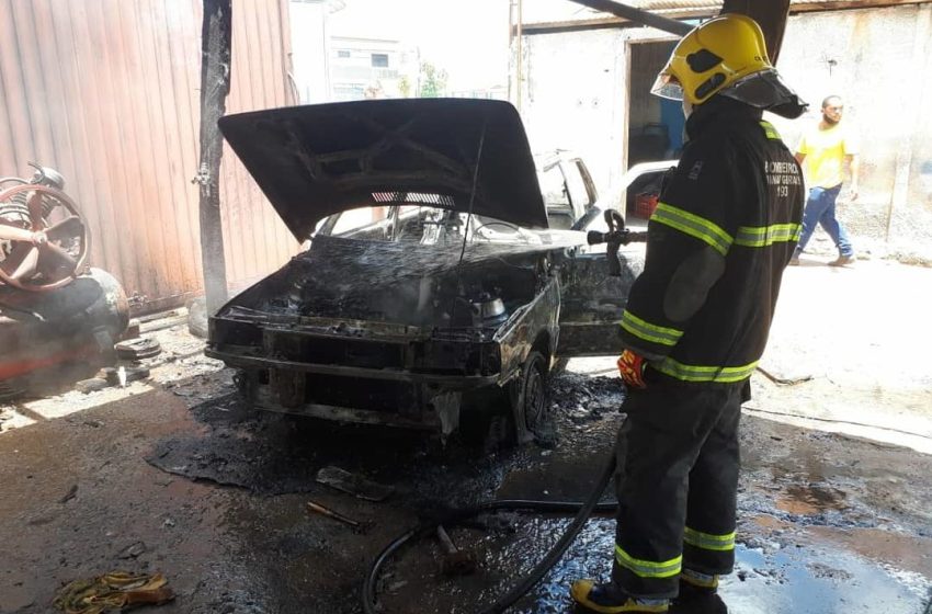  Bombeiros de Araxá combatem incêndio em veículo no interior de oficina