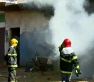  Incêndio destrói cômodos de casa no bairro Tiradentes
