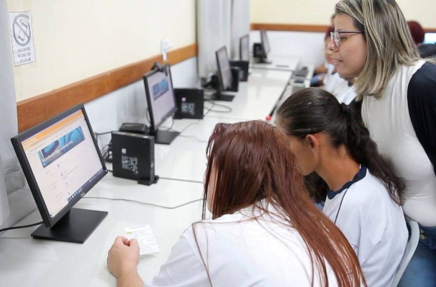  Prefeitura inclui informática na grade curricular da Educação de Jovens de Adultos