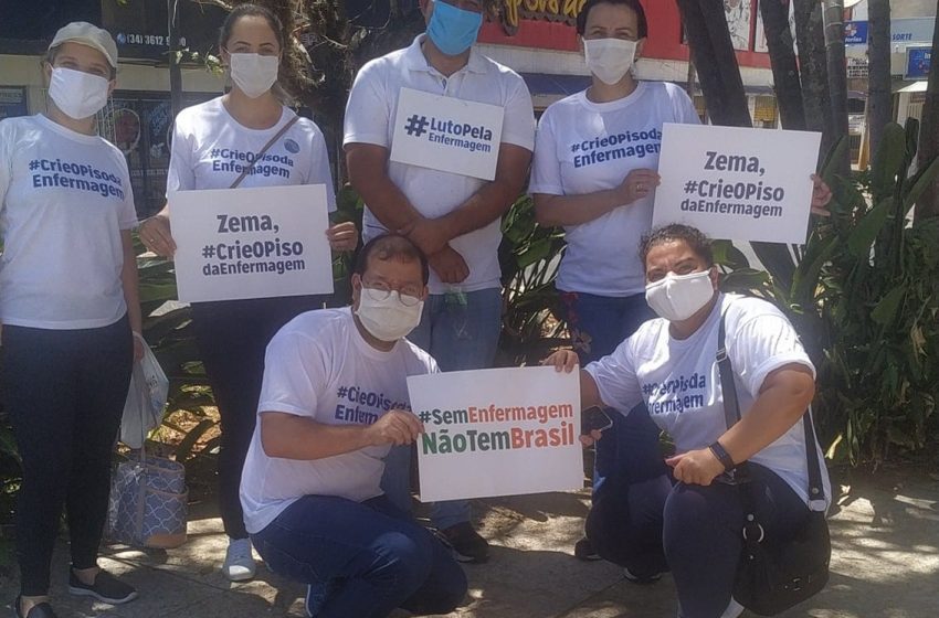  Profissionais da enfermagem pede por piso salarial em manifestação