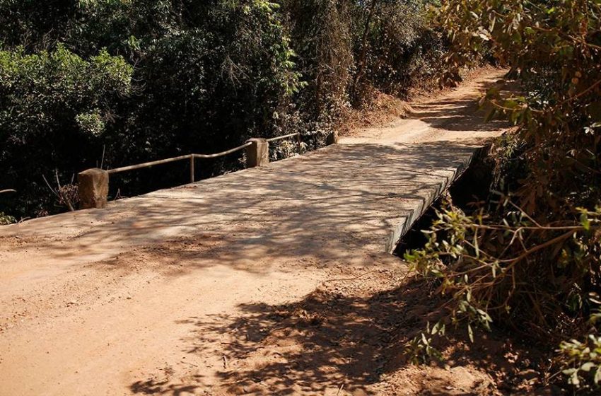  Prefeitura recupera ponte sobre o Córrego do Marmelo em parceria com produtores rurais