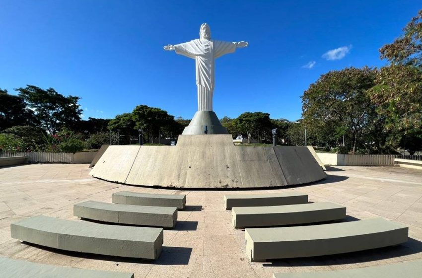  Estátua do Cristo, em Araxá, é revitalizada