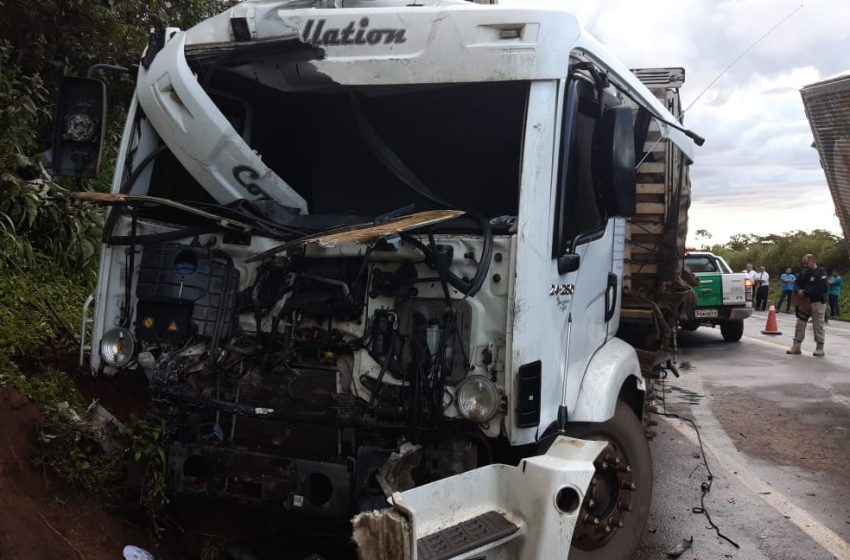  Acidente entre caminhões deixa feridos em Ibiá