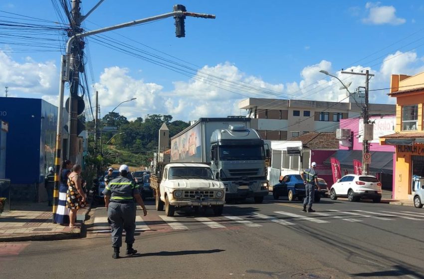  Caminhão carregado de laticínios está parado na avenida Senador Montandon