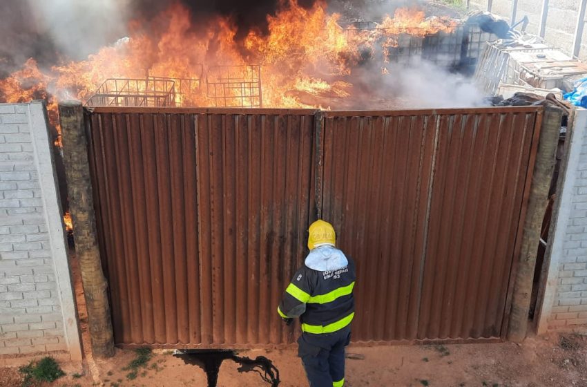  Depósito de materiais recicláveis pega fogo em Araxá