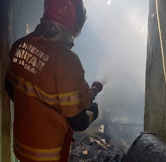  Residência é atingida por incêndio no bairro São Cristóvão