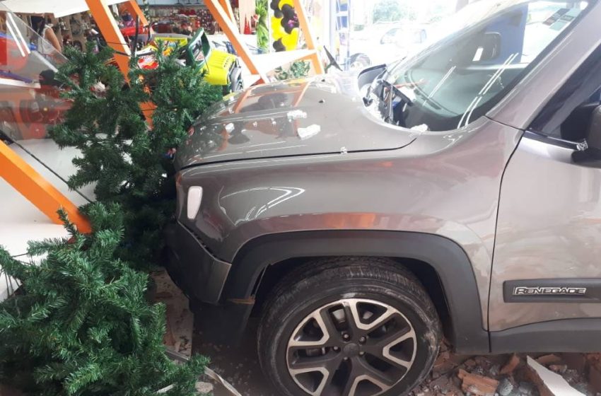  Mulher passa mal, perde o controle da direção e carro atinge loja no Centro de Araxá