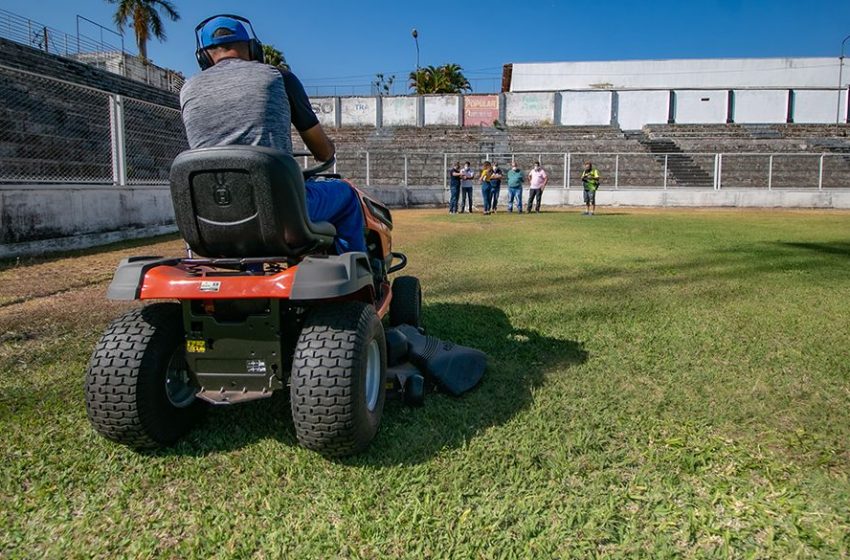  Araxá ganha cortador de grama para manutenção de gramado nos espaços esportivos