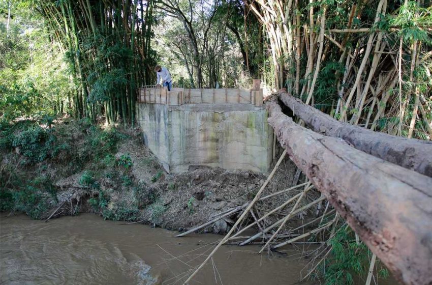  Nova estrutura da Ponte Queimada começa a ser construída sobre o Rio Tamanduá