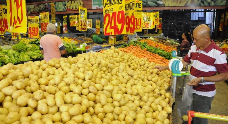  Frutas, verduras e legumes sofrem variações de preços de acordo com a estação do ano.