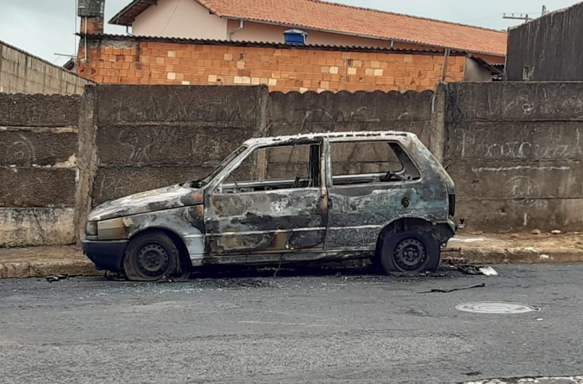  Carro abandonado pega fogo em Araxá